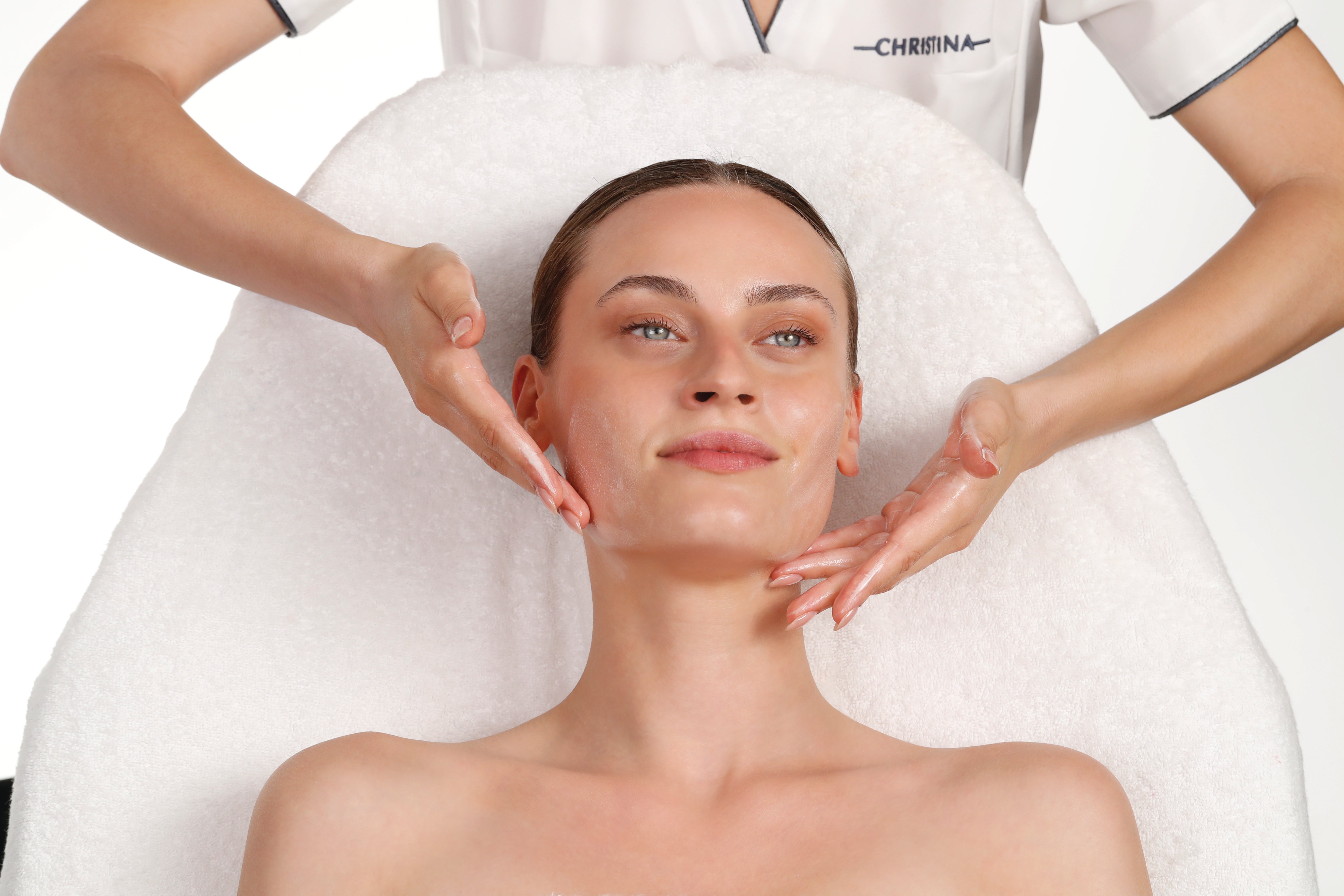 Zabiegi kosmetyczne, które pokochają Twoi klienci: zarejestruj się i odkryj Christina Cosmetics!