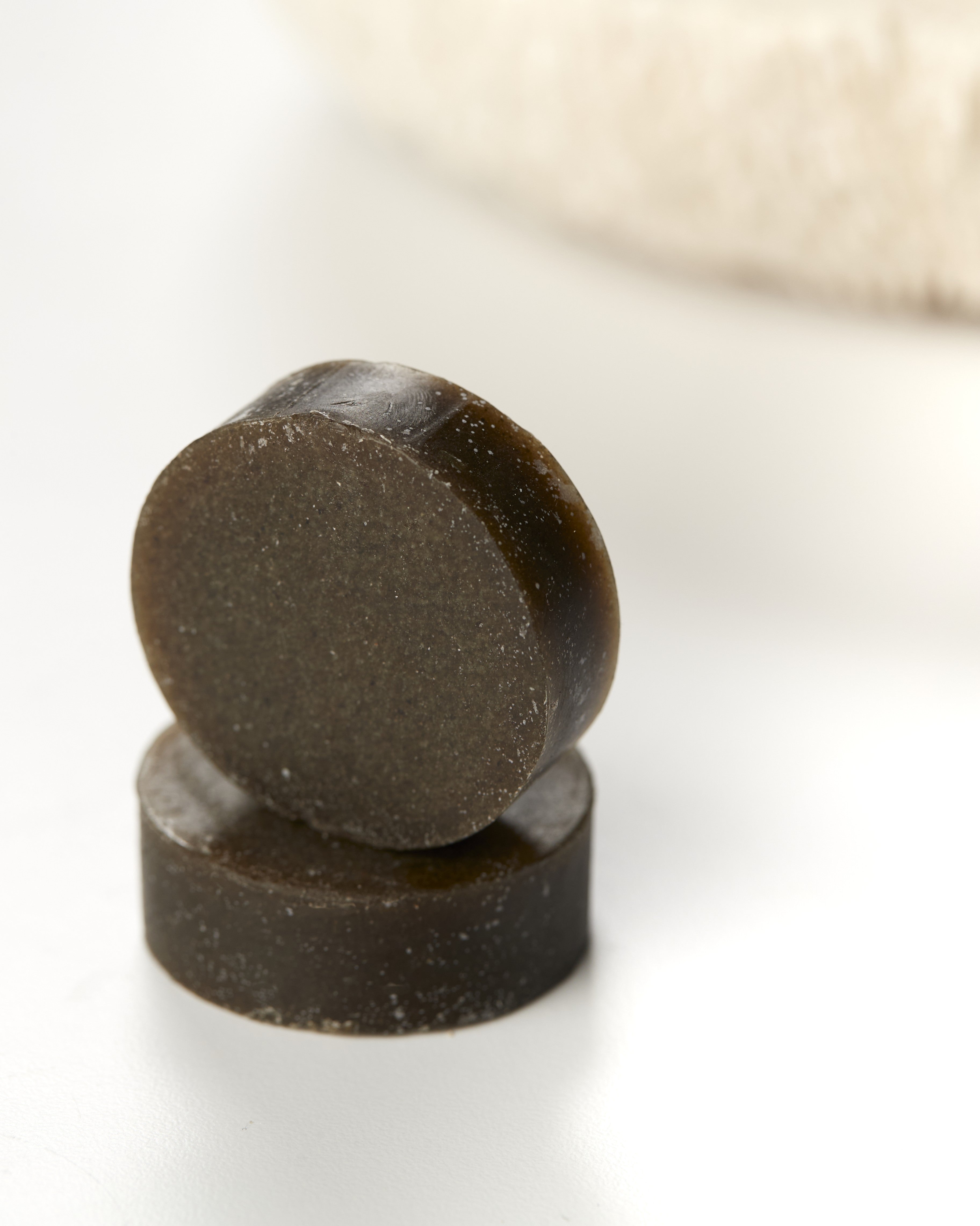 Mydło peelingujące Christina z proszkiem koralowym.