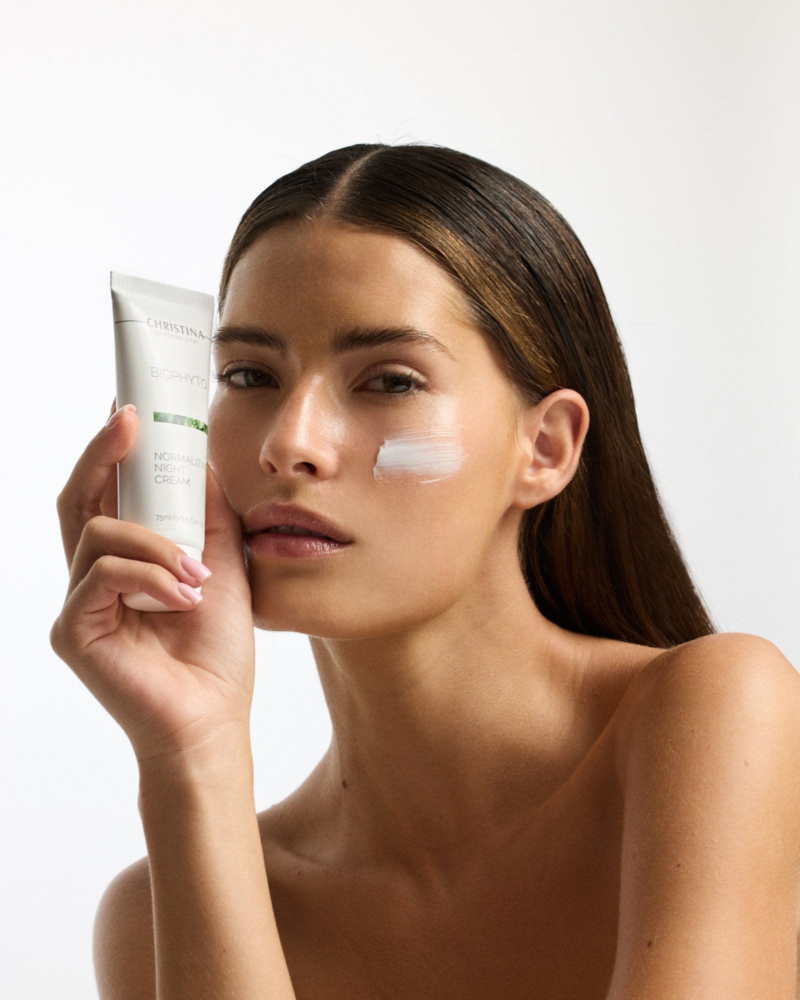 BioPhyto Normalizing Night Cream — szczegół z modelką, sesja Sept 2025