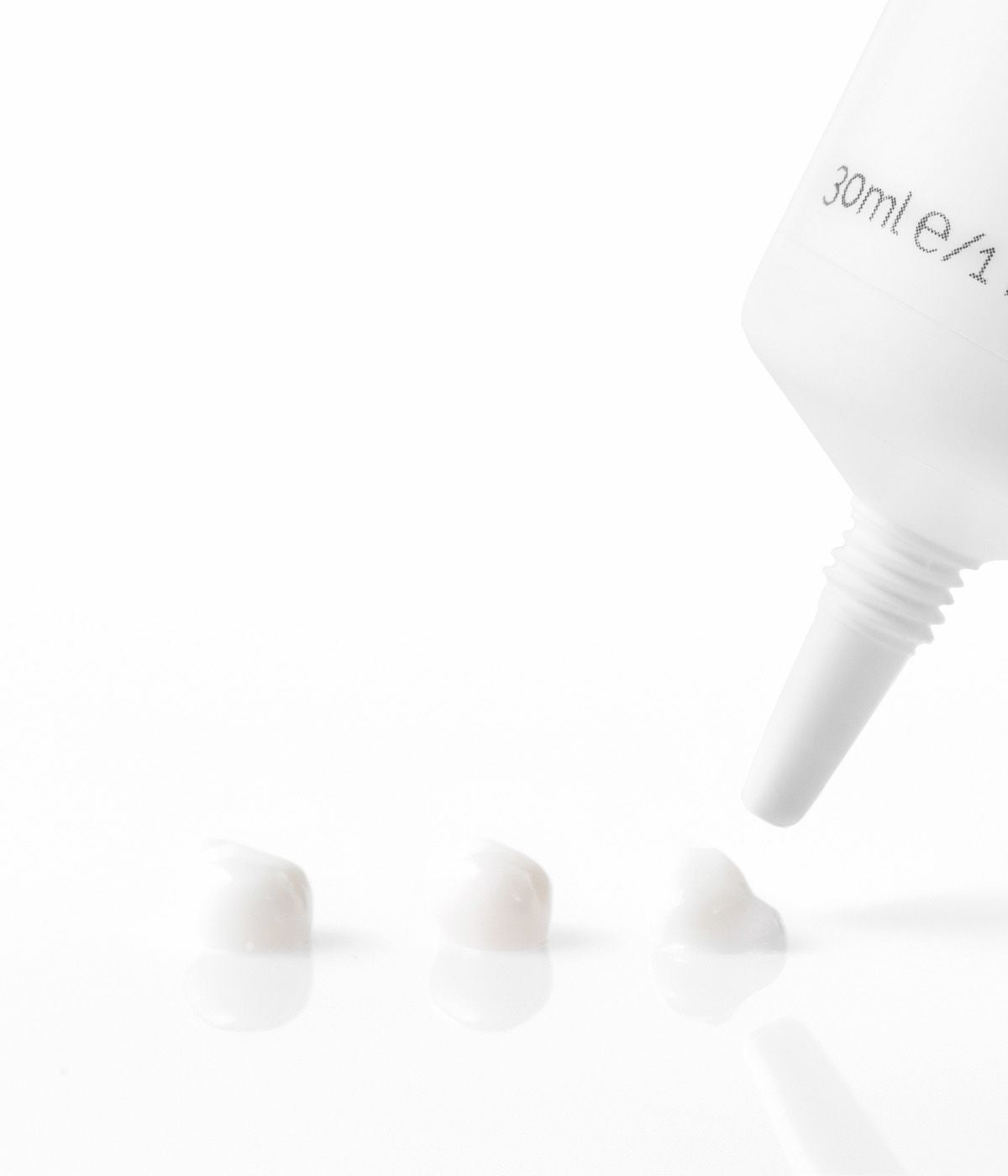 Krem pod oczy Christina z kwasem hialuronowym, niacynamidem i ekstraktem róży. Nawilża, rozjaśnia, redukuje cienie. 30 ml