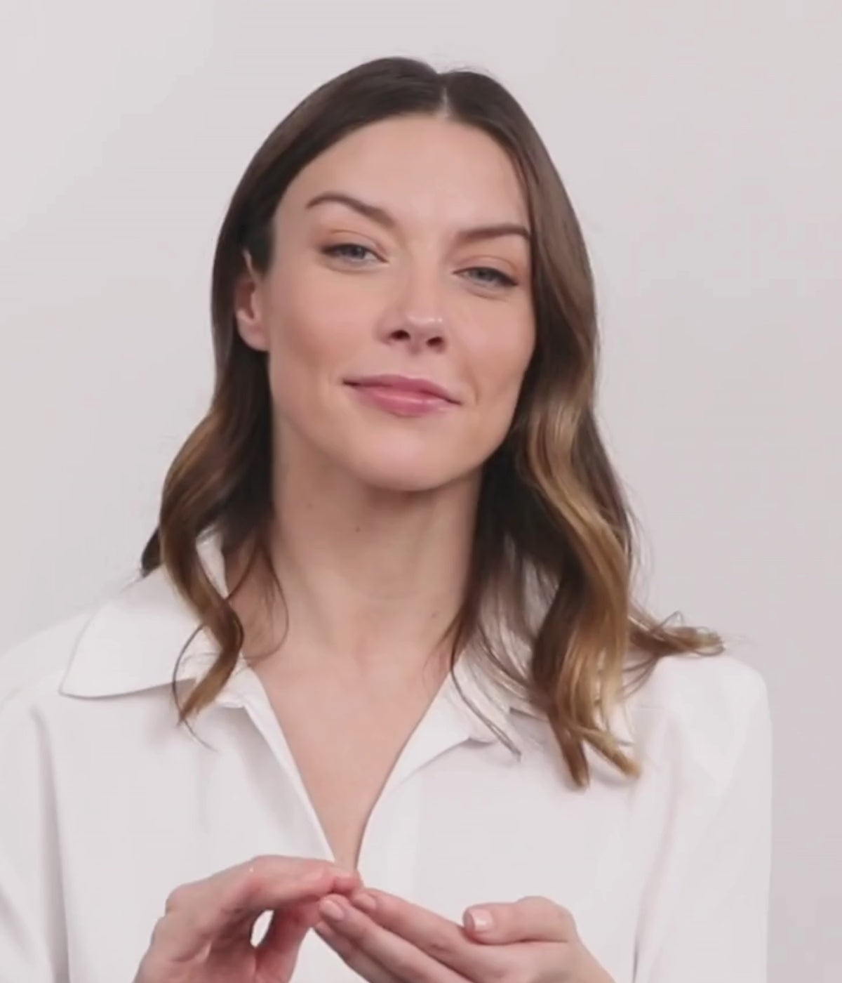 載入影片： 舒緩眼頸晚霜，蘊含益生菌，適合敏感肌膚。