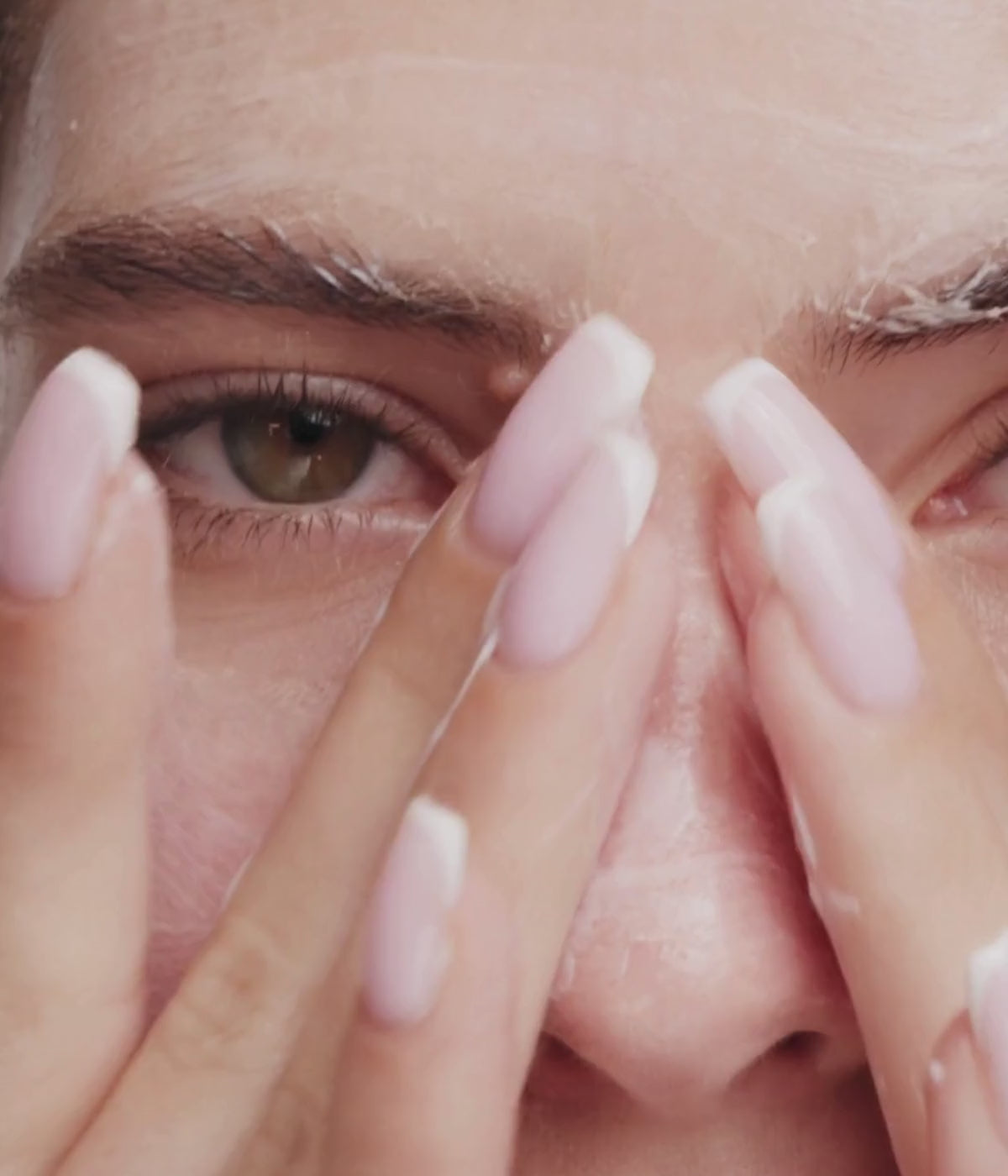 載入影片： Mleczko oczyszczające Christina z ekstraktem róży, masłem cupuaçu i ekstraktem bawełny. Delikatnie Mleczko nawilżające