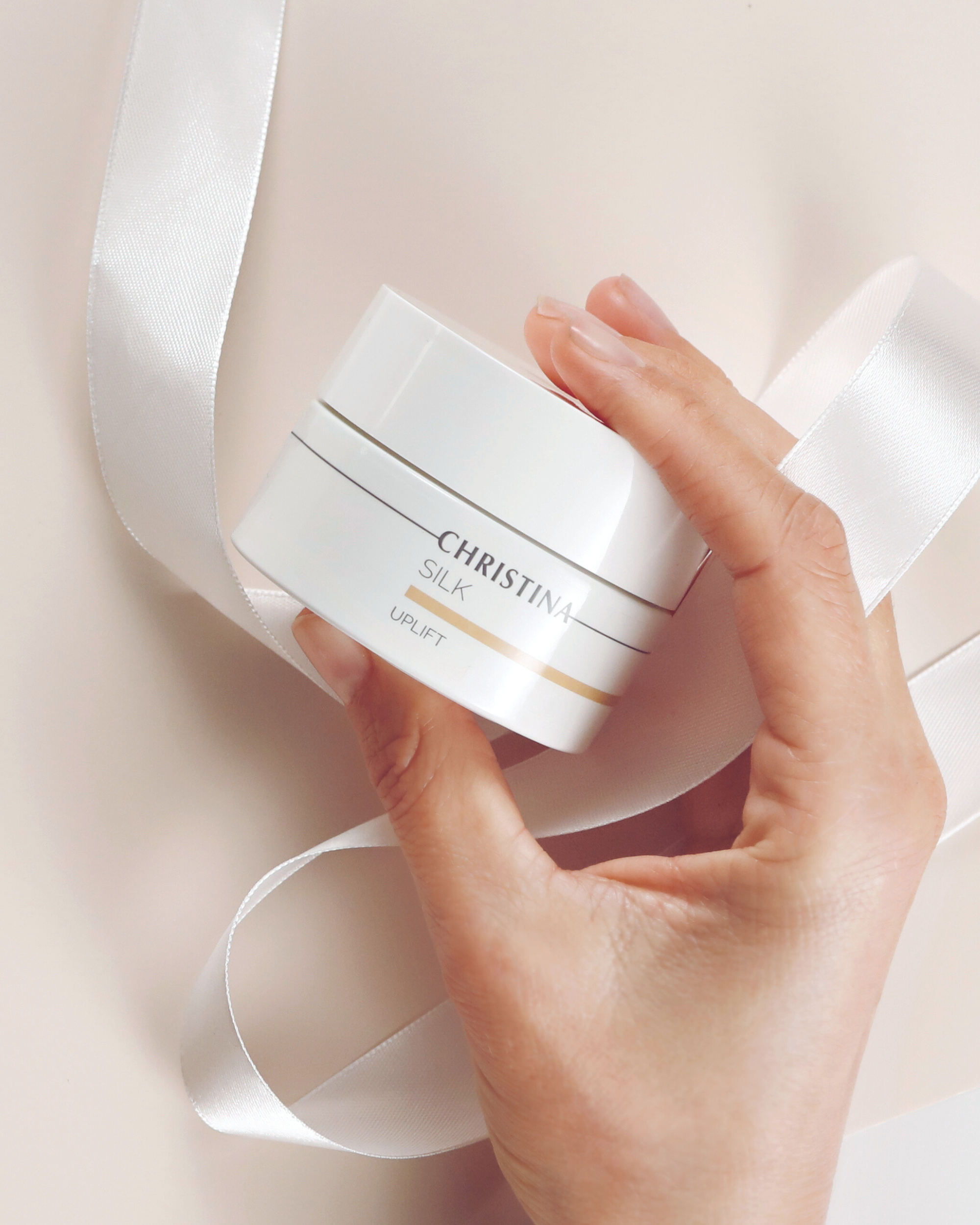 絲滑緊緻霜，蘊含蠶絲蛋白，可撫平皺紋